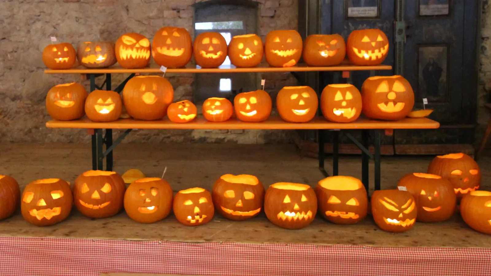 Kreativ waren die Kinder bei der Gestaltung der Kürbisse (Bild: Martina Fischer)
