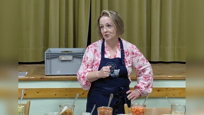 Hauswirtschaftsmeisterin Sylvia Mauermeier mit ihren für den Vortrag vorbereiteten fermentierten Köstlichkeiten (Bild: Renate Schmidt)