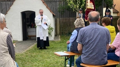 Maiandacht vor der Kapelle mit Stadtpfarrer Hannes Lorenz (Bild: Irene Ehemann)