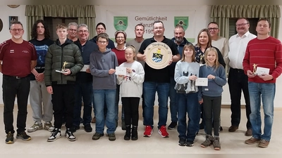 1. Schützenmeister Manfred Rauscher, 2. Schützenmeister Markus Götz und 1. Bürgermeister Uwe König mit den Preisträgern (Bild: Karin Ertl)