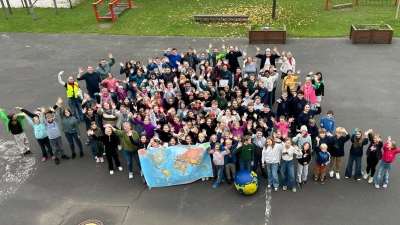 Ministrant/-innen, Betreuer/-innen und das Organisationsteam freuen sich über eine gelungene Reise um die Welt.  (Bild: Laura Damm)