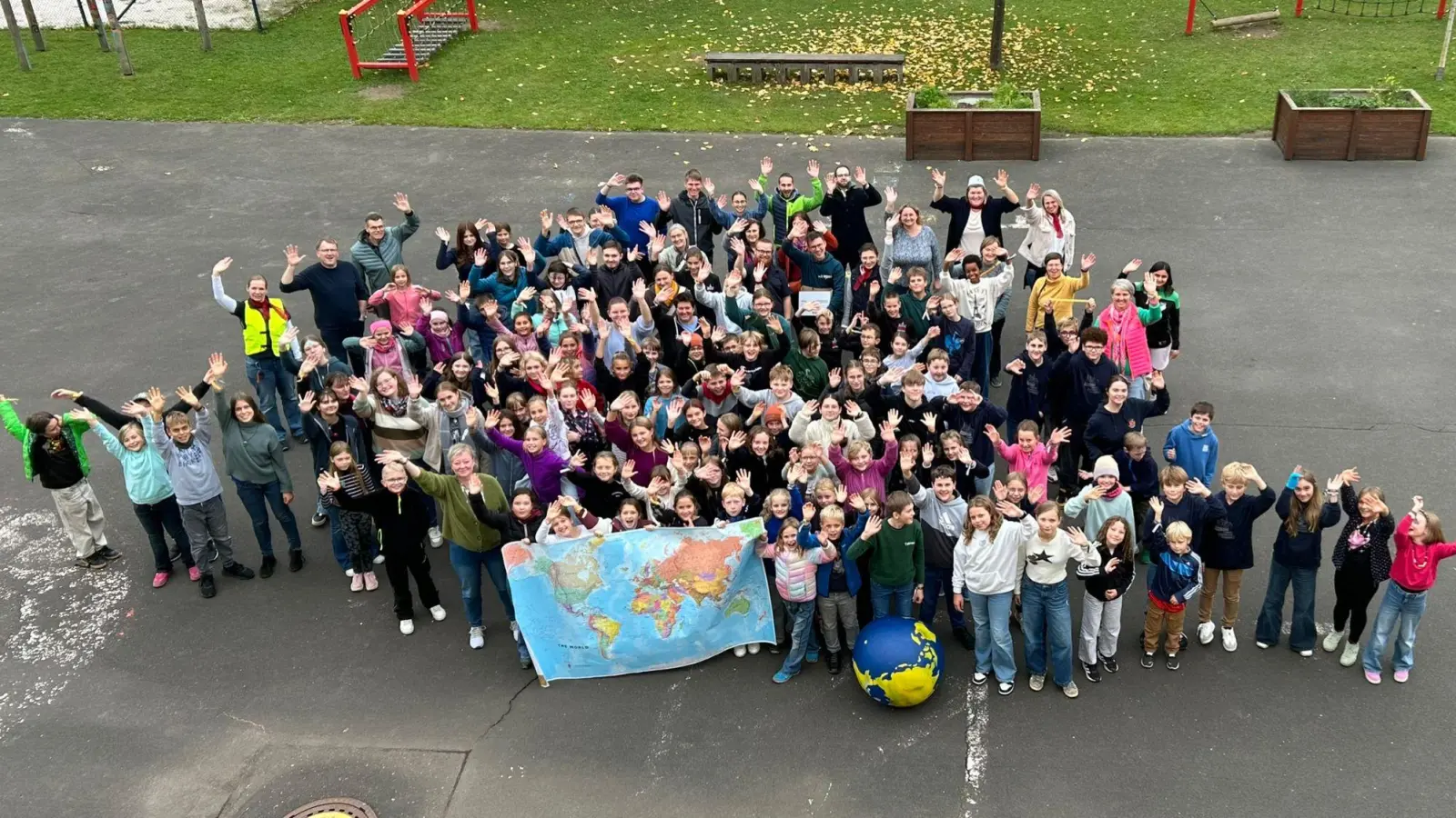 Ministrant/-innen, Betreuer/-innen und das Organisationsteam freuen sich über eine gelungene Reise um die Welt.  (Bild: Laura Damm)