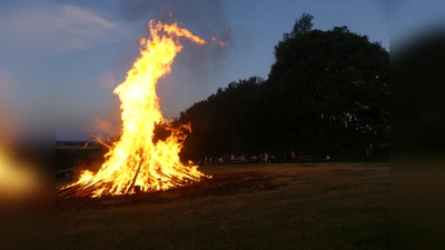 Die Flamme verkündete die kürzeste Nacht dieses Sommers (Bild: Walther Hermann)