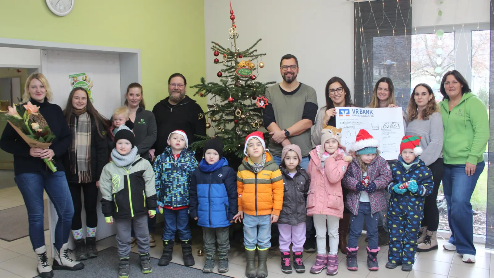 Die Vorschulkinder mit den Erzieherinnen und Mitarbeitenden der Loewschen Einrichtung. (Bild: Kerstin Höller)
