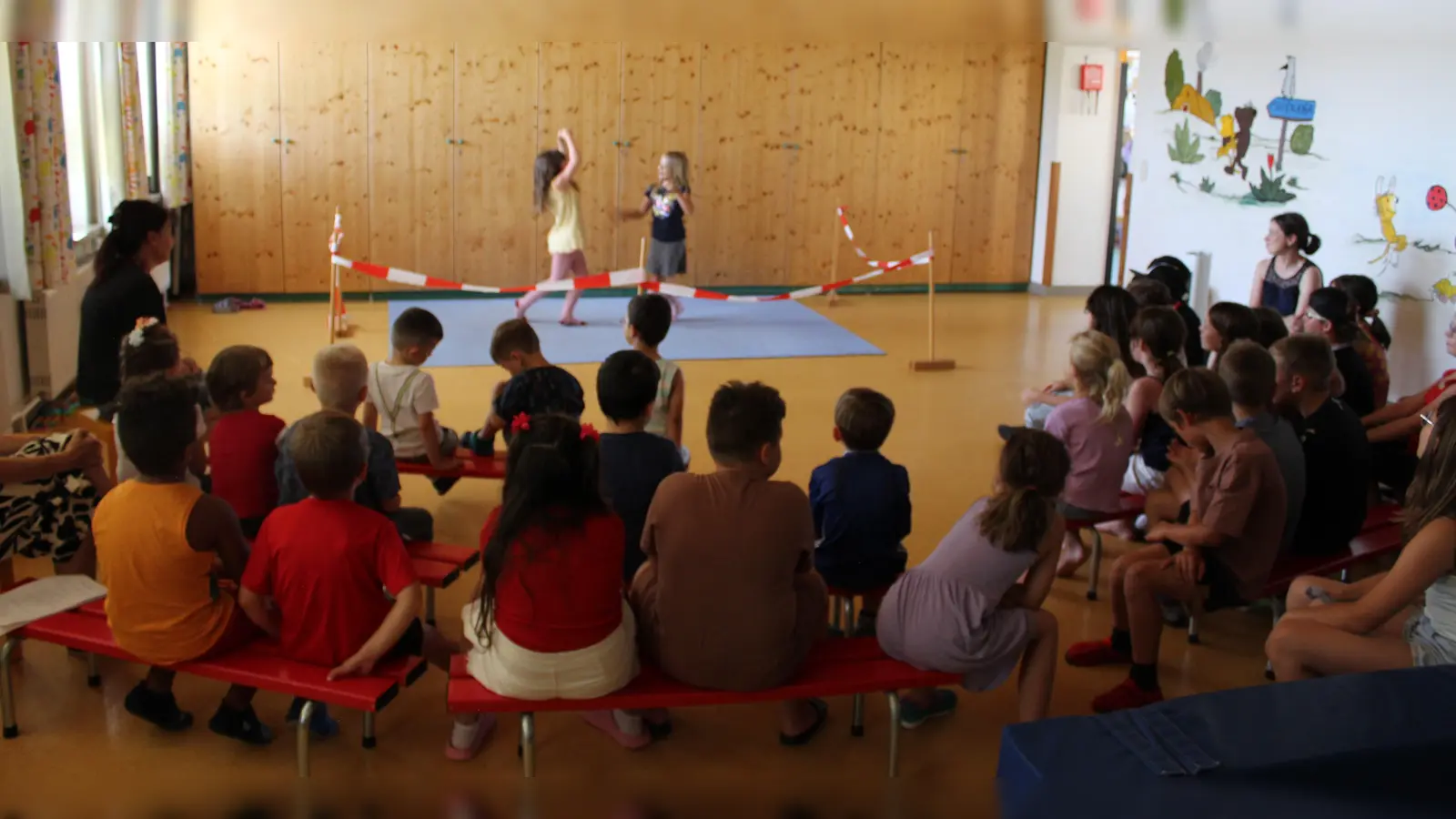 Auftritt Kindergartenkinder (Bild: Simone Heidl)