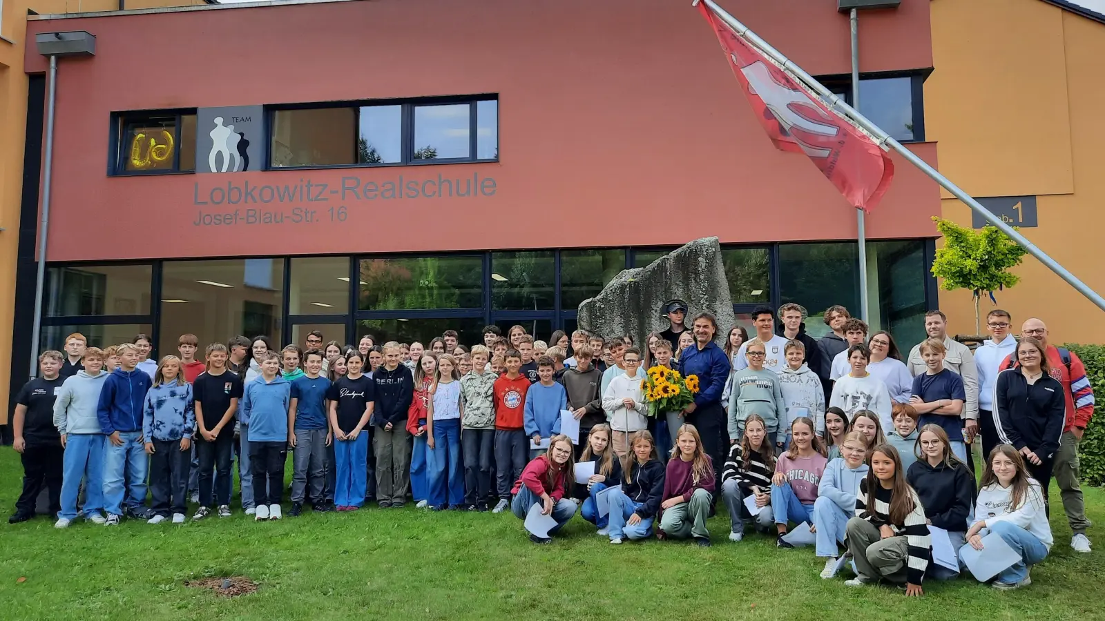 Die Schulfamilie der Lobkowitz-Realschule gratulierte Konrektor Ramon Gomez-Islinger herzlich zum Geburtstag! (Bild: Irene Sebald)