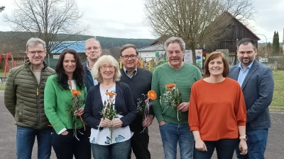 Vorstand Johannes Käs (Dritter von Links) verabschiedet langjährige verdiente Ausschussmitglieder (Bild: Gisela Schulze)