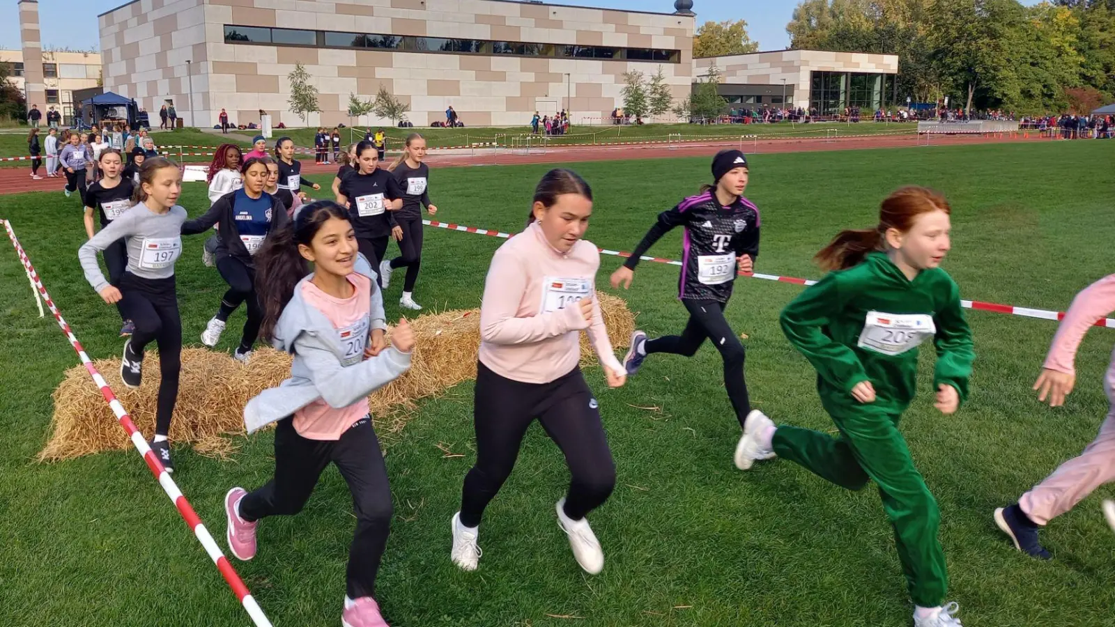 Voller Elan springen Schülerinnen und Schüler über die Heuballen. (Bild: Roman Wittig)