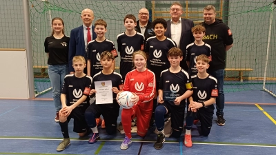 Die Siegermannschaft der JFG Obere Vils mit Betreuerin Verena Braun, Günter Simmerl (Conrad-Sportförderung), Robert Graf (Sportförderung Landkreis), Bürgermeister Hans Martin Schertl und Trainer Stephan Braun (hintere Reihe von links). (Bild: Stephanie Winter)