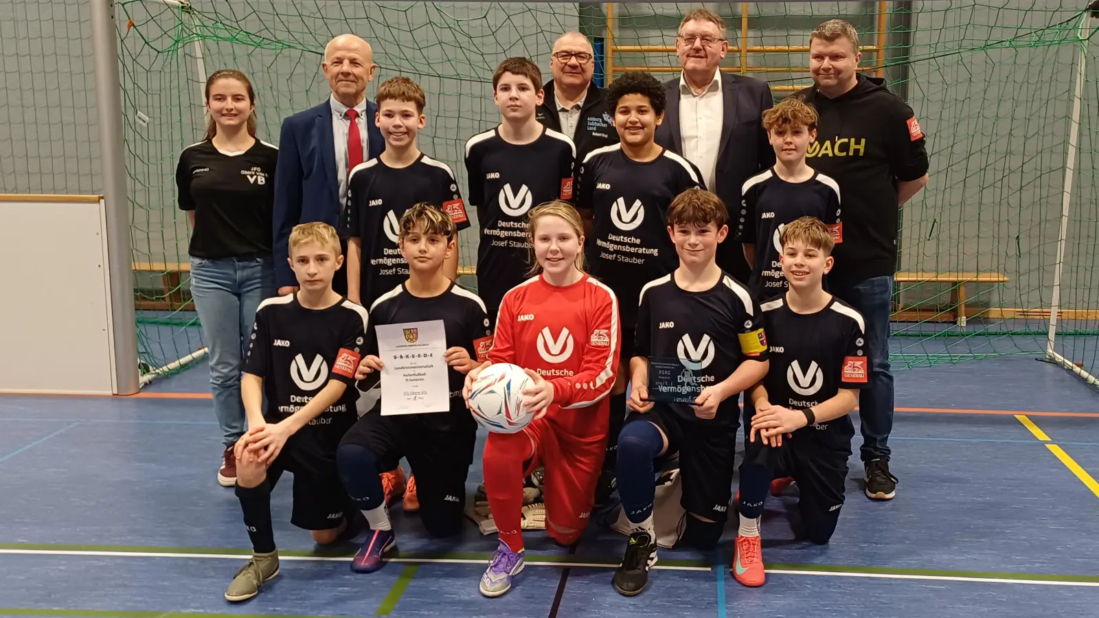 Die Siegermannschaft der JFG Obere Vils mit Betreuerin Verena Braun, Günter Simmerl (Conrad-Sportförderung), Robert Graf (Sportförderung Landkreis), Bürgermeister Hans Martin Schertl und Trainer Stephan Braun (hintere Reihe von links). (Bild: Stephanie Winter)