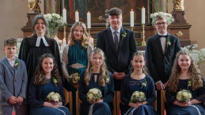 Die diesjährigen Konfirmandinnen und Konfirmanden der Evangelischen Kirchengemeinde Neukirchen mit Pfarrerin Anja Matthalm.  (Bild: Claudia Poppel)