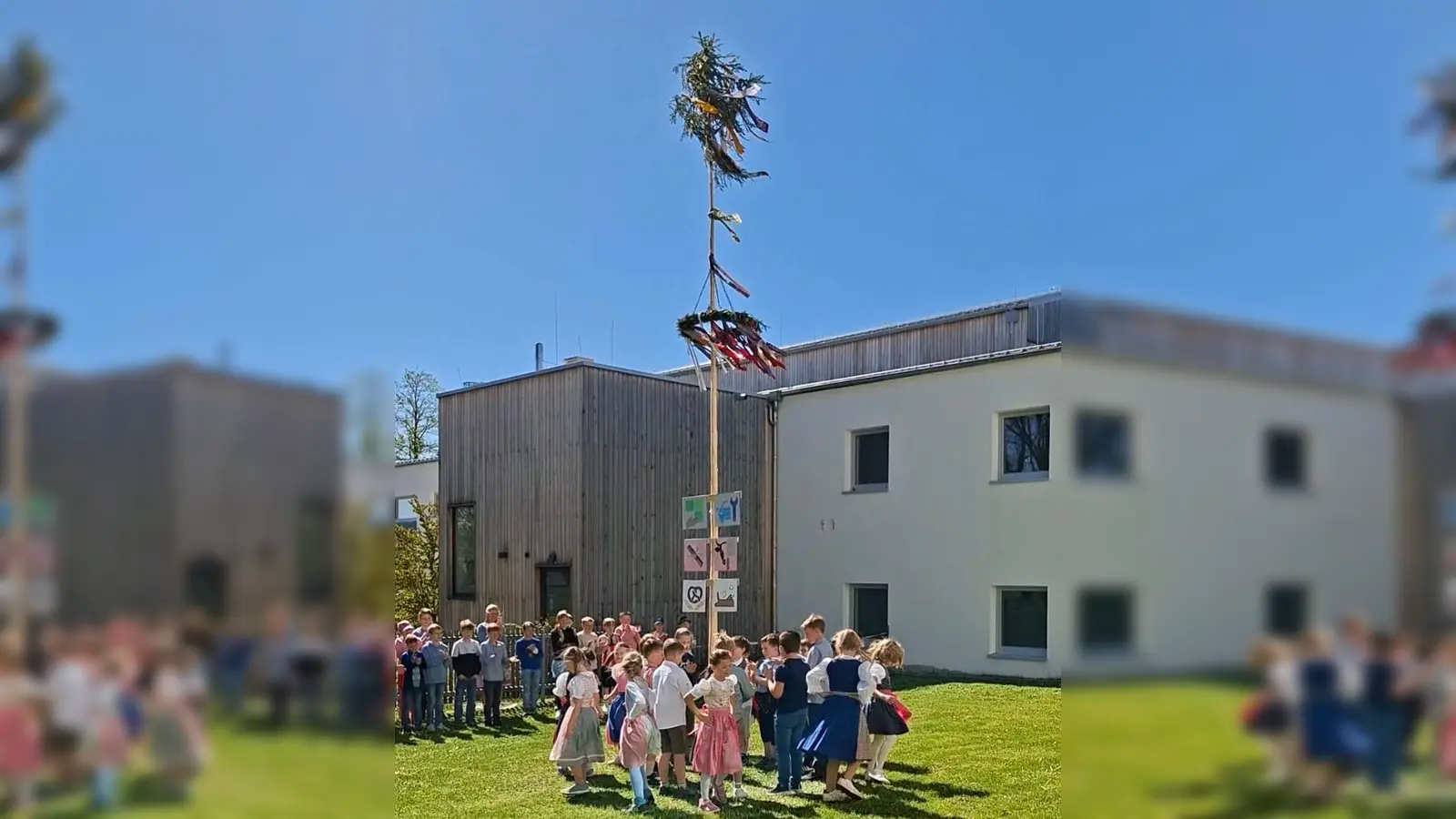 Die Kinder der Klasse 1/2a gestalteten einen beschwingten Tanz um den Maibaum. (Bild: Daniela Scharf)