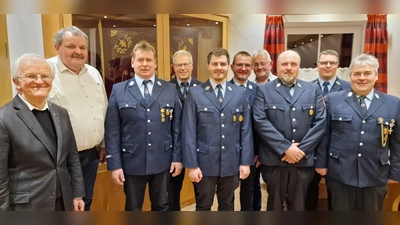 Von links: Pfarrer Josef Häring, zweiter Bürgermeister Michael Schedl, Karl Fischer, Martin Gleißner, Matthias Schedl, Alois Seitz, Josef König, Jürgen Schedl, Vorstand Stefan Schmidkonz, Komandant Thomas Schüssler.  (Bild: Jürgen Mark)