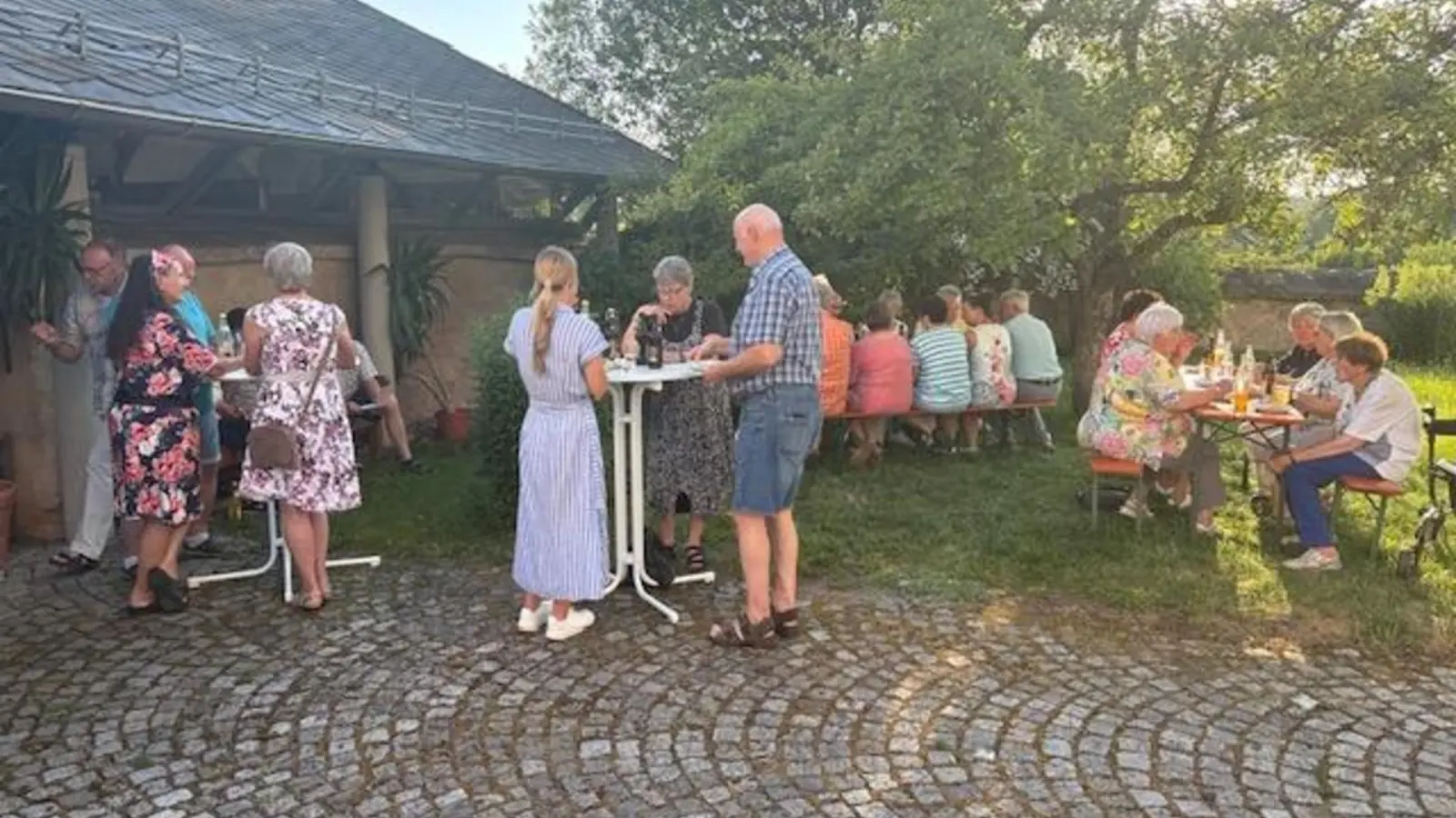 Fröhliche Runde im Kirchgarten (Bild: Margit Hübner)