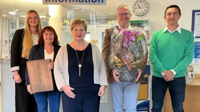Nach fast 25 Jahren wurde Selma Wiltschek (3. von links) in den wohlverdienten Ruhestand verabschiedet. Außerdem im Bild: Theresa Kiener (1. von links, Sachgebietsleiterin, Zentrale Steuerung, Kommunikation, Vorzimmer Oberbürgermeister), Sabine Brunner (2 von links, stellvertretende Personalratsvorsitzende), Oberbürgermeister Andreas Feller (2. von rechts) und Bastian Donko (1. von rechts) Amtsleitung Zentrale Steuerung und Dienste).<br> (Bild: Andreas Hofmeister)