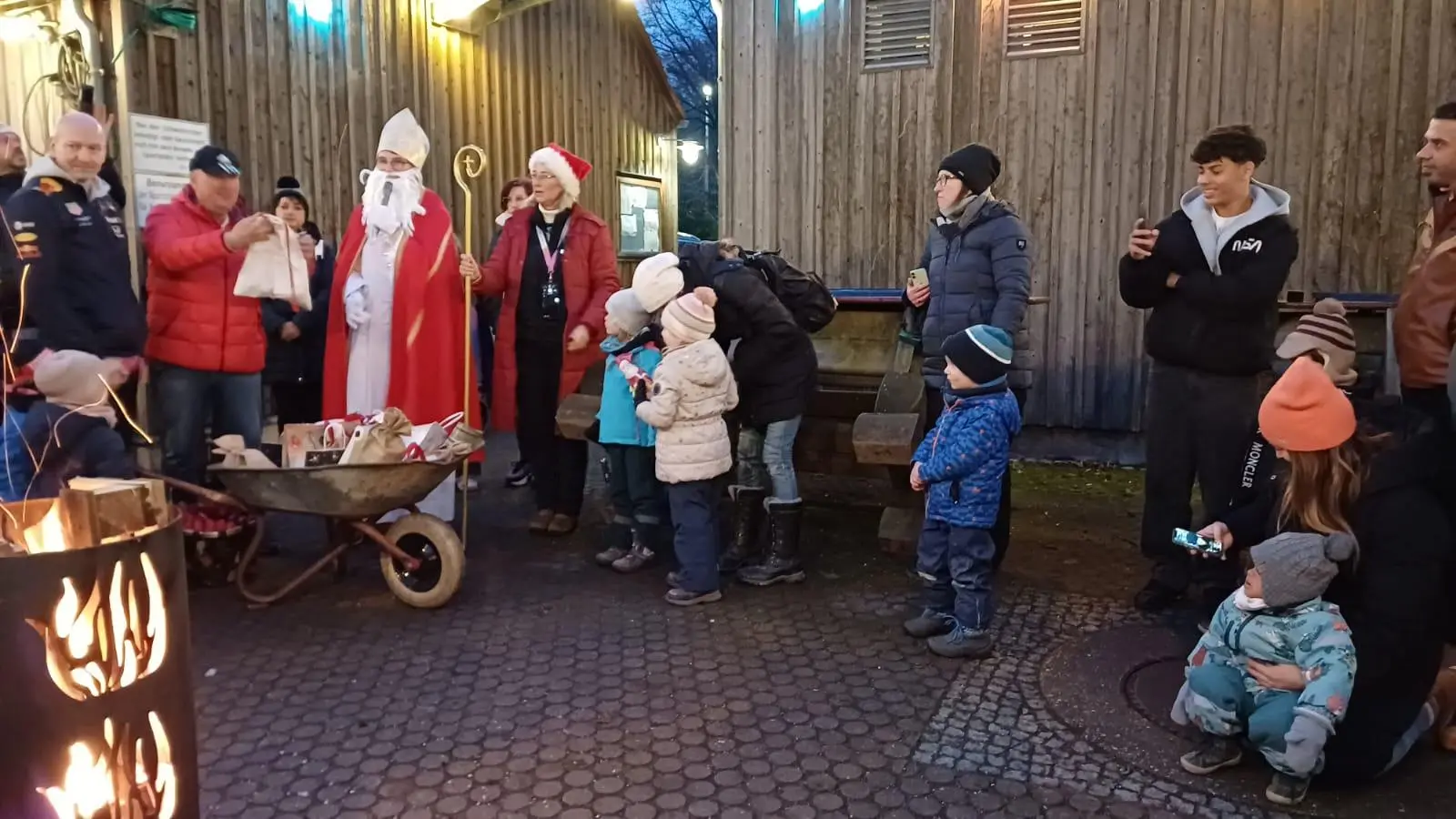 Der Nikolaus verteilt zusammen mit 1. Vorstand Achim Bender (2.v.l.), Falk Bürger (1.v.l.) und Heike Graf (4.v.l.) die Geschenke für die Kinder. (Bild: Heike Graf)