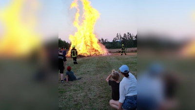 Das Johannisfeuer brennt lichterloh und die Zuschauer halten wegen der enormen Hitzeentwicklung gebührenden Abstand. (Bild: Sylvia Wallinger)