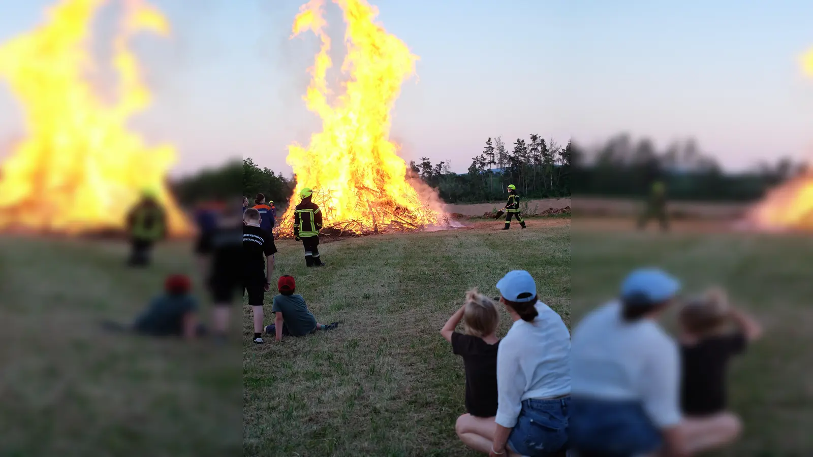 Das Johannisfeuer brennt lichterloh und die Zuschauer halten wegen der enormen Hitzeentwicklung gebührenden Abstand. (Bild: Sylvia Wallinger)