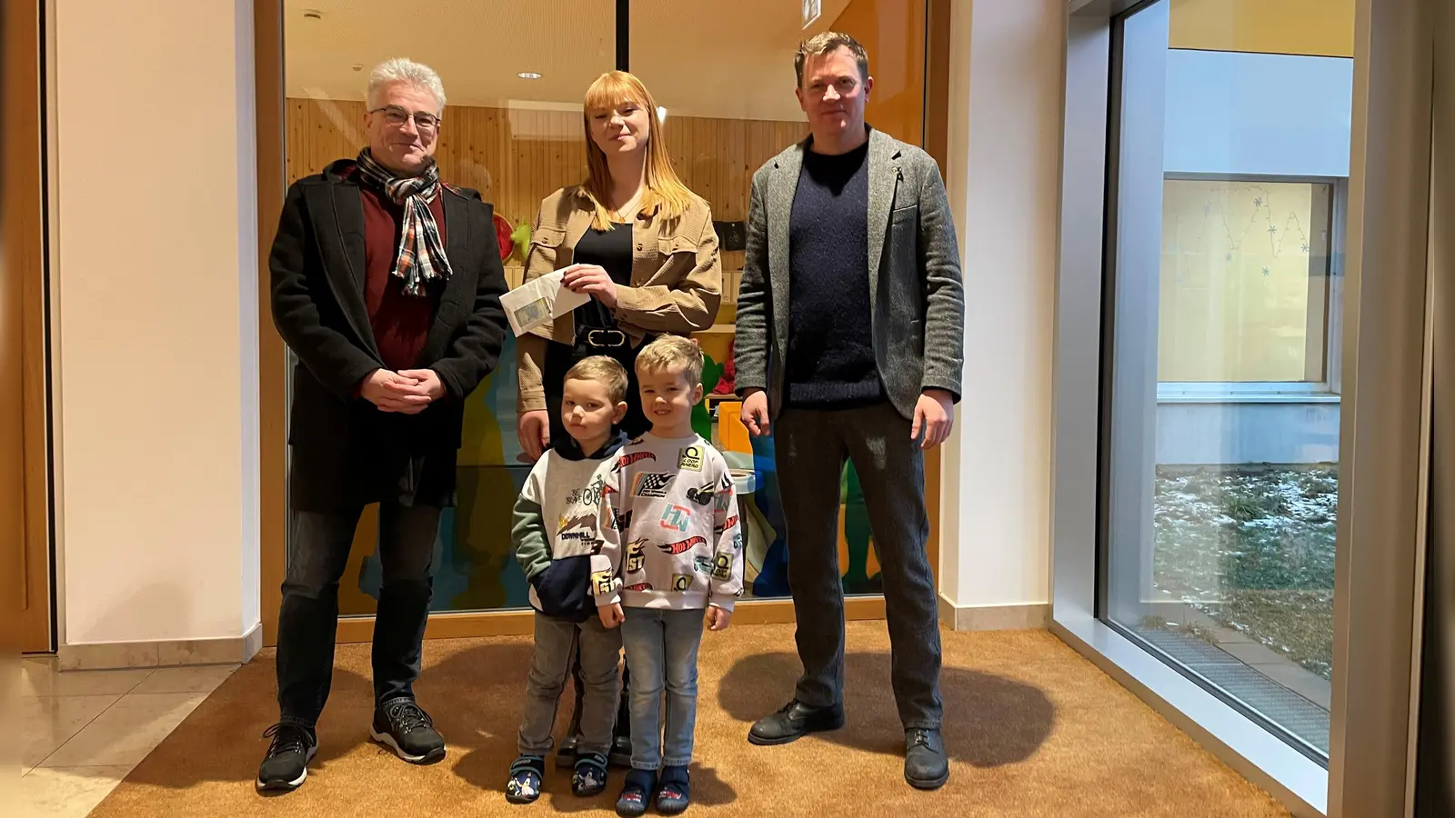 Präsident Klaus Horn (links) übergibt die Spende von 250€ an die Leitung der Kita Regenbogen Frau <br>Katharina Reiff. Rechts Clubmeister Fabian Schminke. (Bild: Tobias Riedl)