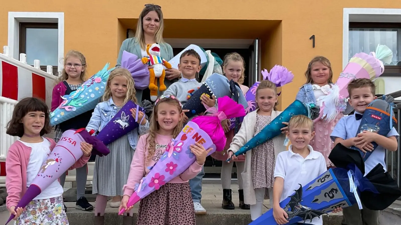 Die 10 Schulanfänger zusammen mit ihrer Klassenlehrerin Theresa Schindler. (Bild: : Simone Peter)
