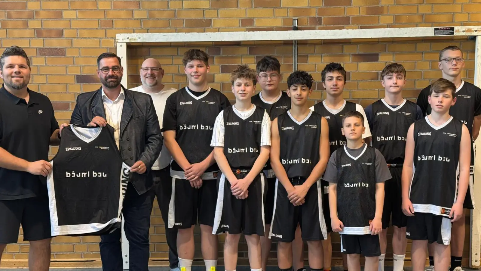 U16-Jugend Basketball des ATSV Tirschenreuth mit Trainer Alex Ritter, Sponsor Stefan Bäuml und Spartenleiter Gerald Gold (von links nach rechts). (Bild: Julia Ritter )