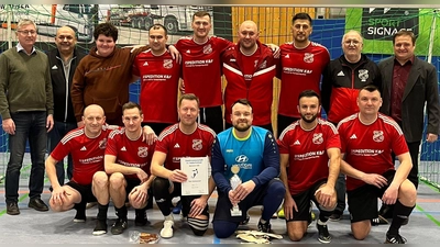 Mit einem etwas erschöpften, aber glücklichen Blick nahm der FSV Gärbershof die Glückwünsche zum Stadtmeistertitel samt Wanderpokal entgegen von Bürgermeister Franz Badura (1.v.l.), vom Ausrichter, der SRG Amberg, Thomas Gebele (2.v.l.) und vom Stadtverband für Sport durch den 2.Vorsitzenden Christian Hollederer (1.v.r.). (Bild: Thomas Gebele)