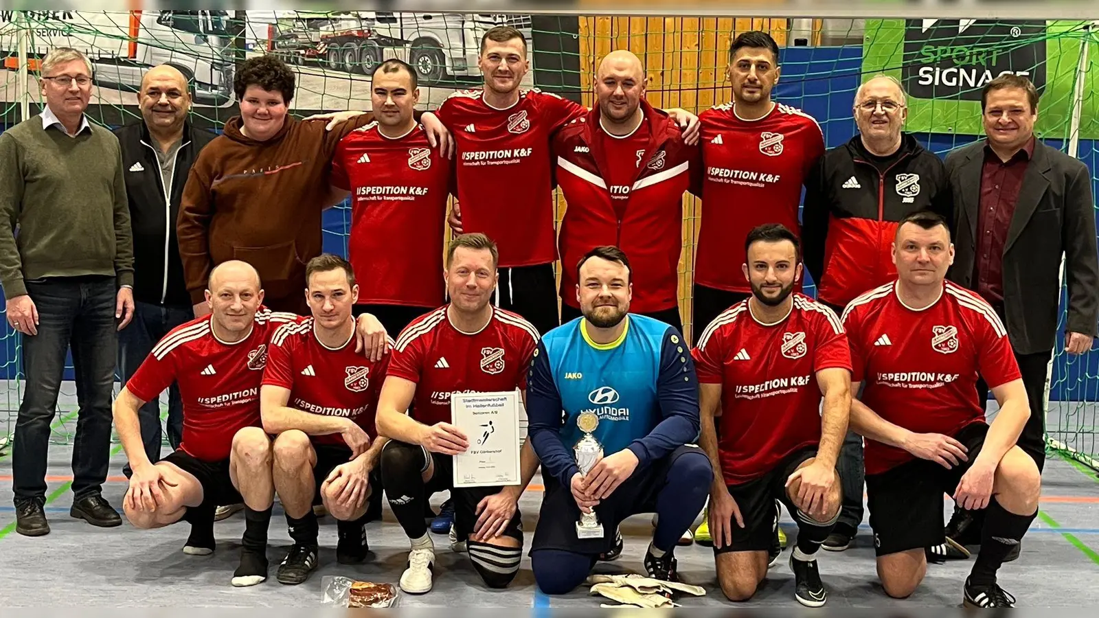 Mit einem etwas erschöpften, aber glücklichen Blick nahm der FSV Gärbershof die Glückwünsche zum Stadtmeistertitel samt Wanderpokal entgegen von Bürgermeister Franz Badura (1.v.l.), vom Ausrichter, der SRG Amberg, Thomas Gebele (2.v.l.) und vom Stadtverband für Sport durch den 2.Vorsitzenden Christian Hollederer (1.v.r.). (Bild: Thomas Gebele)