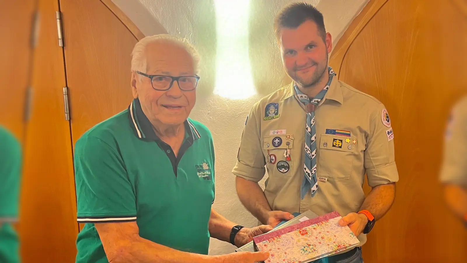 Links: Ehrenvorstand Erwin Kraus und DPSG Vorsitzender Andreas Stümpfl (re). (Bild: Armin Kraus)