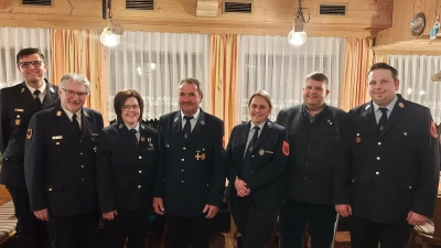 Erwin Pirner (Mitte) mit den beiden neuen Vorsitzenden und den weiteren Ehrengästen. (Bild: Henner Wasmuth)