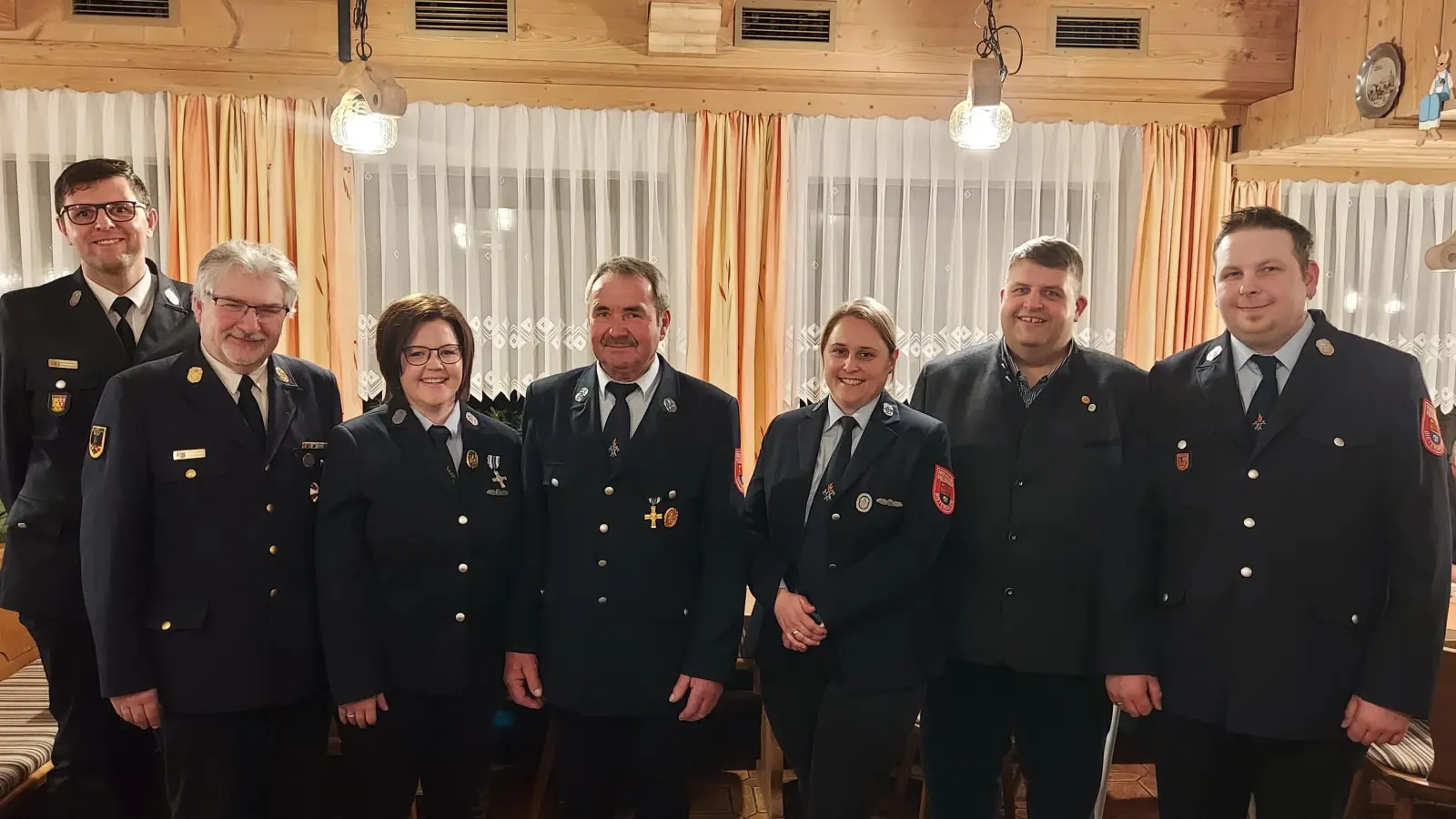 Erwin Pirner (Mitte) mit den beiden neuen Vorsitzenden und den weiteren Ehrengästen. (Bild: Henner Wasmuth)