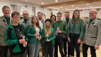 Von links: Andreas Grillmeier, Elias Werner, Thomas Lindner, Sophie Härtl, Andreas Werner, Leonie Härtl, Bettina Haberkorn, Benedikt Haberkorn, Markus Haberkorn, Christine Gradl und Schützenmeister Erich Völkl. (Bild: Sarah Haberkorn)