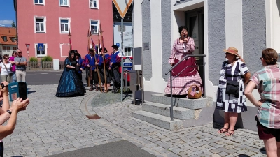 In Gewändern historischer Persönlichkeiten schilderten Mitglieder des Heimatkundlichen Arbeitskreises (HAK) Begebenheiten aus der Kemnather Stadtgeschichte. Hier Liane Preininger als „Pinzerbäckn Resl”, Mutter des Kemnather Ehrenbürgers Aloysius Kardinal Muench. (Bild: Dr. Bernhard Piegsa)