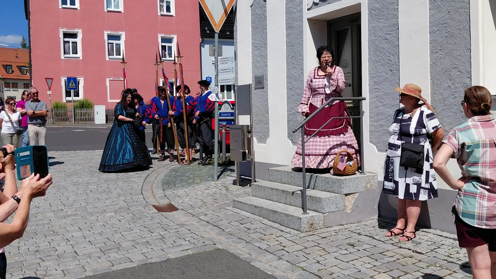 In Gewändern historischer Persönlichkeiten schilderten Mitglieder des Heimatkundlichen Arbeitskreises (HAK) Begebenheiten aus der Kemnather Stadtgeschichte. Hier Liane Preininger als „Pinzerbäckn Resl”, Mutter des Kemnather Ehrenbürgers Aloysius Kardinal Muench. (Bild: Dr. Bernhard Piegsa)