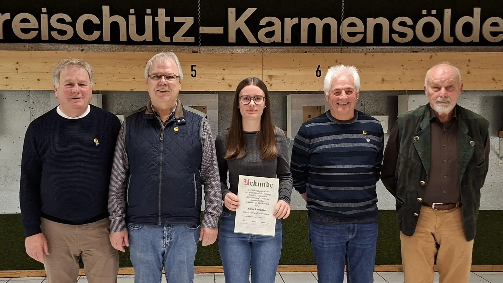 Ehrungen bei Freischütz Karmensölden von links: Stefan Neubauer, Rudolf Möschl, Leonie Lemnitzer, Hans Meier, Oberschützenmeister Stephan Brem (Bild: Sabrina Trösch)