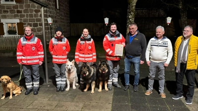 Spendenübergabe Rettungshunde. Von links: 3 Hundeführer/innen mit 4 Rettungshunden, Staffelleiter Maximilian Hebst, 1.Vorstand Trucker Club Matthias Steindl, 2.Vorstand Robert Karl, Peter Bugera. (Bild: Matthias Steindl)