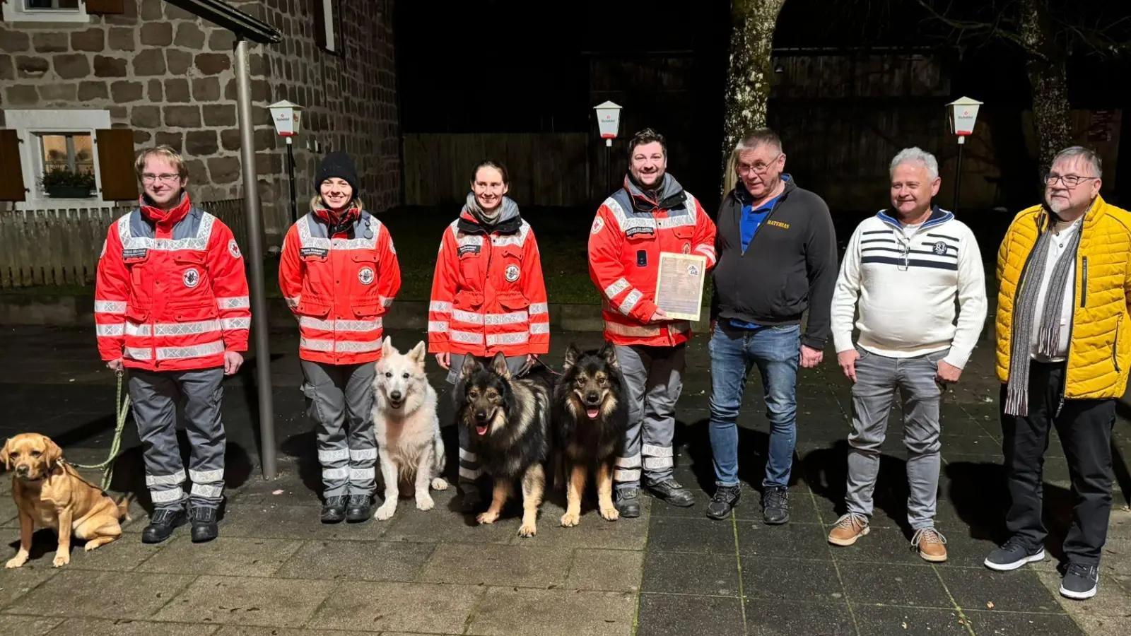 Spendenübergabe Rettungshunde. Von links: 3 Hundeführer/innen mit 4 Rettungshunden, Staffelleiter Maximilian Hebst, 1.Vorstand Trucker Club Matthias Steindl, 2.Vorstand Robert Karl, Peter Bugera. (Bild: Matthias Steindl)