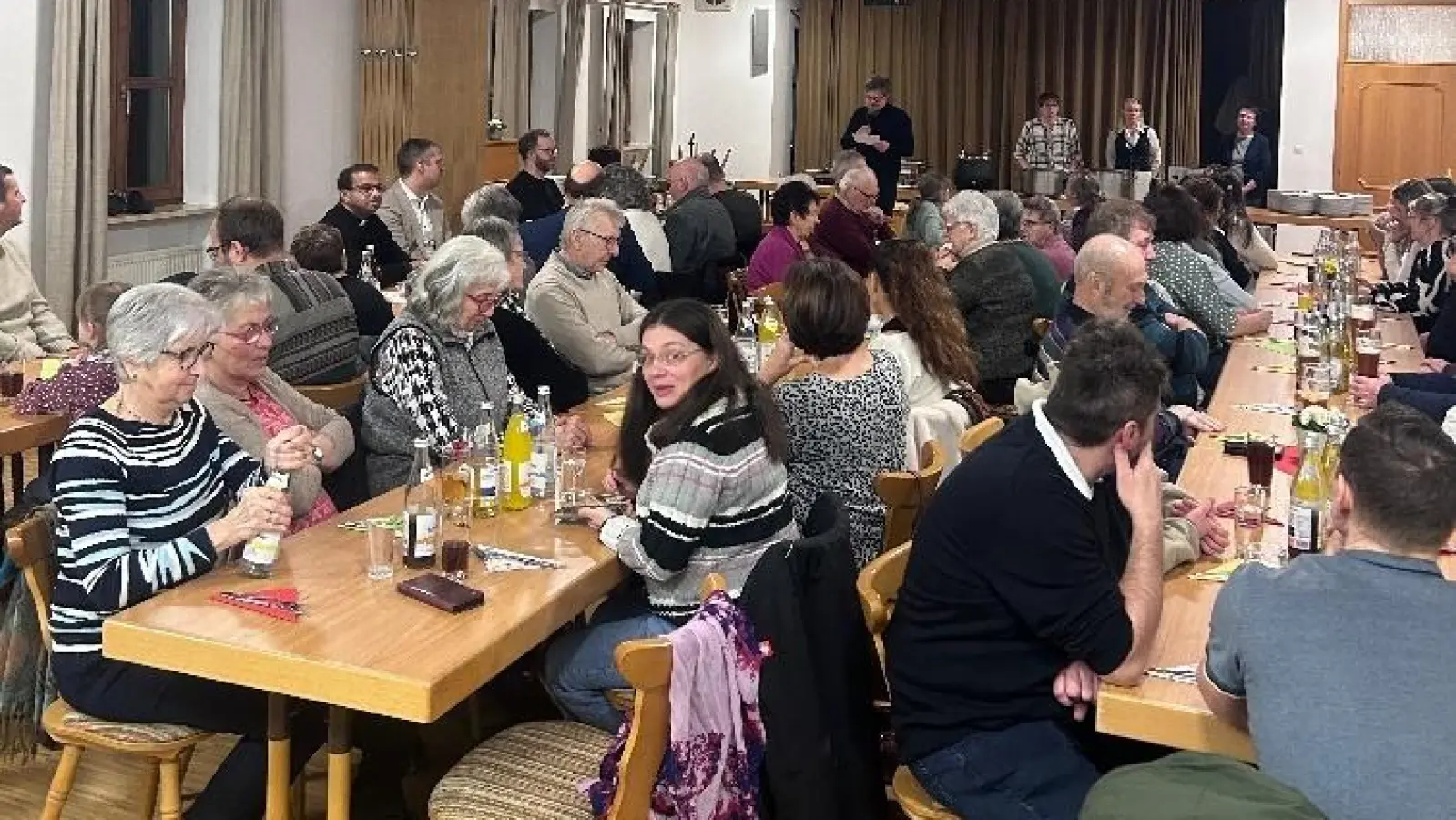 Gut besucht war das Helferessen der Pfarrei im Pfarrgemeindehaus. (Bild: Josef Söllner)