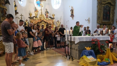 In Anwesenheit der Eltern segnete Pfarrer Max Früchtl die 14 Vorschulkinder. (Bild: Fred Lehner)