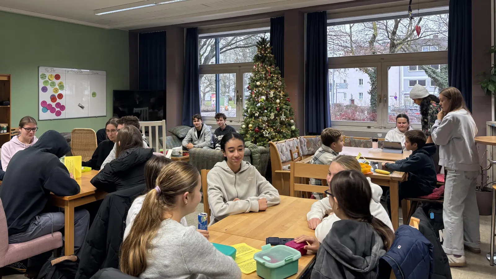 Adventsstimmung im immer gut besuchten Umweltcafé der Schule. (Bild: Judith Hattenkofer)