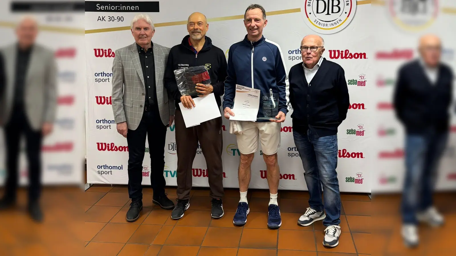 Von links nach rechts: Robert Hampe (DTB-Vizepräsident), Vincente Jimenez, Norbert Henn, Uli Nacken (TVN-Sportwart) (Bild: Sabine Henn)