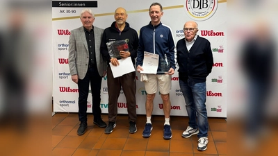 Von links nach rechts: Robert Hampe (DTB-Vizepräsident), Vincente Jimenez, Norbert Henn, Uli Nacken (TVN-Sportwart) (Bild: Sabine Henn)