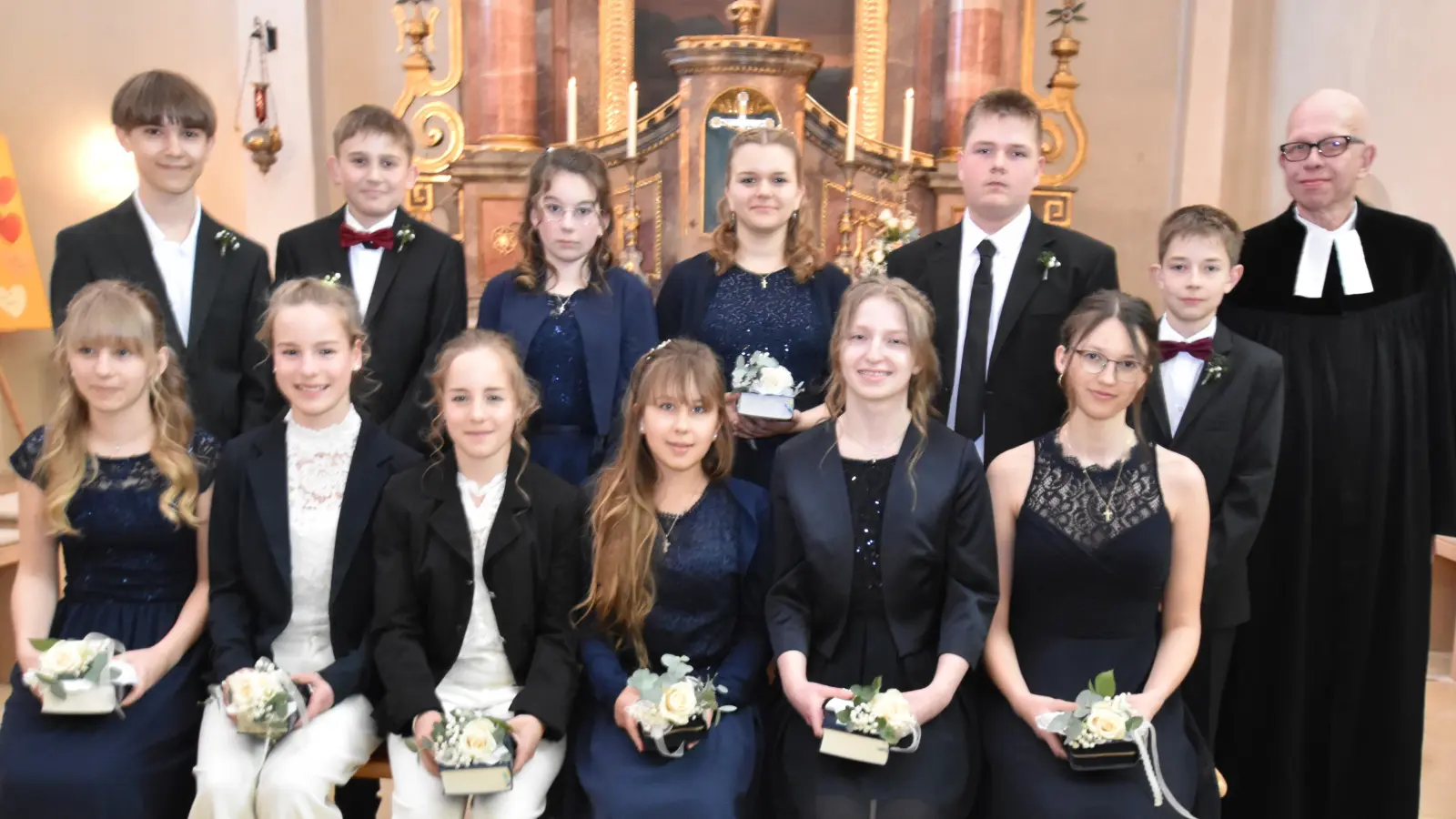 Acht Mädchen und vier Jungen wurden am Sonntag Palmarum in der St. Veit Kirche in Illschwang, bei der diesjährigen Konfirmation,von Pfarrer Thomas Schertel in die evangelische Kirchengemeinde in Illschwang eingesegnet. (Bild: Norbert Weis)