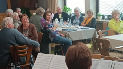 Kirchweihmontag im Hotel Regina mit dem VdK Pleystein: Ein gelungener Nachmittag voller Unterhaltung, Gemeinschaft und leckerer Küchel. (Bild: Eva Landgraf)