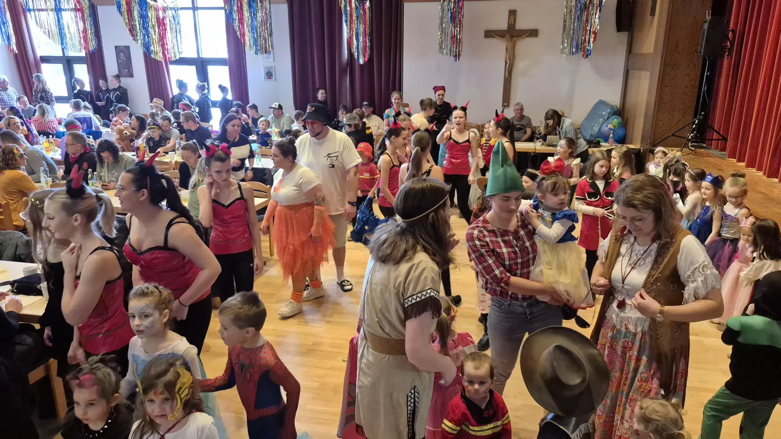 Bild 1: Volles Haus beim Kinderfasching des TB Jahn Wiesau (Bild: Susanne Weiser)