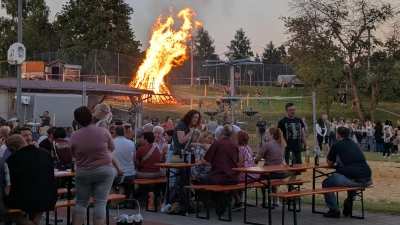 Viele Besucher kamen zum Johannisfeuer des Kriegervereins Niedermurach. (Bild: Kristin Winderl)
