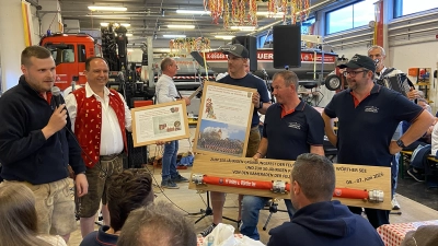 Übergabe der Erinnerungsgeschenke<br>Von links: Vorsitzender Matthias Lang, Kommandant Manfred Brugger (Velden Wörther See)<br>Von rechts: Kommandant Thomas Schwarz, stv. Kommandant Peter Bodensteiner (Bild: Norbert Friedl)
