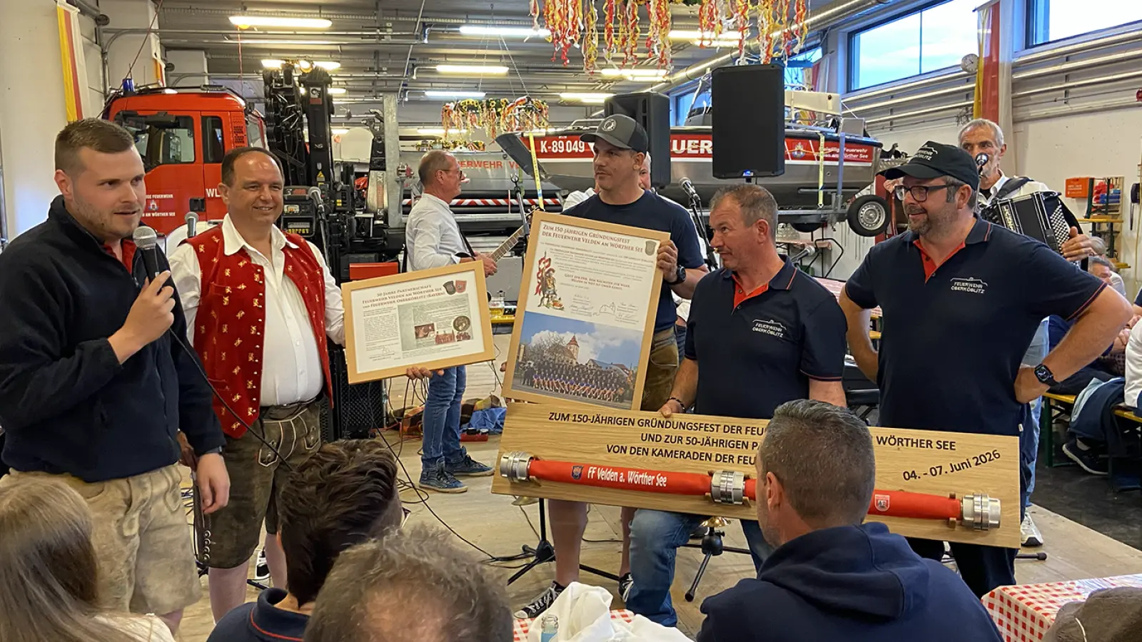 Übergabe der Erinnerungsgeschenke<br>Von links: Vorsitzender Matthias Lang, Kommandant Manfred Brugger (Velden Wörther See)<br>Von rechts: Kommandant Thomas Schwarz, stv. Kommandant Peter Bodensteiner (Bild: Norbert Friedl)