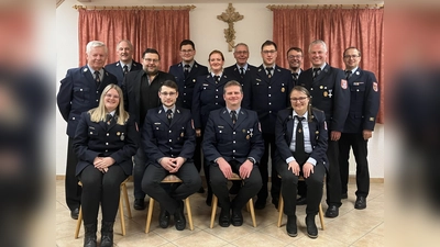 Die neu gewählte Führungsmannschaft der Feuerwehr Ahornberg: (vorne von links) Jasmin Heser, Johannes Strößner, Stephan Schlicht, Katharina Ohlinger, (hinten von links) Albert Melzner, Wolfgang Zaus, Bürgermeister Thomas Kaufmann, Maximilian Horn, Stephanie Greger, Lothar Porst, Hubert Scherm, Matthias Melzner und Kreisbrandmeister Florian Braunreuther. (Bild: Feuerwehr Ahornberg/exb)