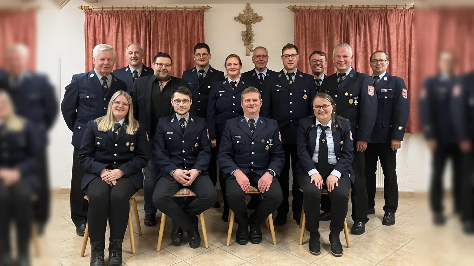 Die neu gewählte Führungsmannschaft der Feuerwehr Ahornberg: (vorne von links) Jasmin Heser, Johannes Strößner, Stephan Schlicht, Katharina Ohlinger, (hinten von links) Albert Melzner, Wolfgang Zaus, Bürgermeister Thomas Kaufmann, Maximilian Horn, Stephanie Greger, Lothar Porst, Hubert Scherm, Matthias Melzner und Kreisbrandmeister Florian Braunreuther. (Bild: Feuerwehr Ahornberg/exb)