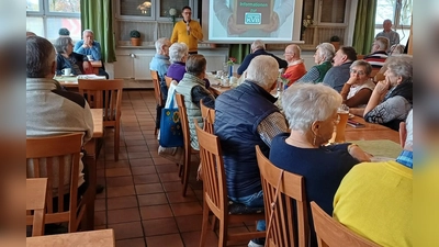 Die EVG-Senioren lauschen aufmerksam dem Referenten Michael Welon-Neuer (Mitte im Bild) zu. (Bild: Lore Leitmeier)